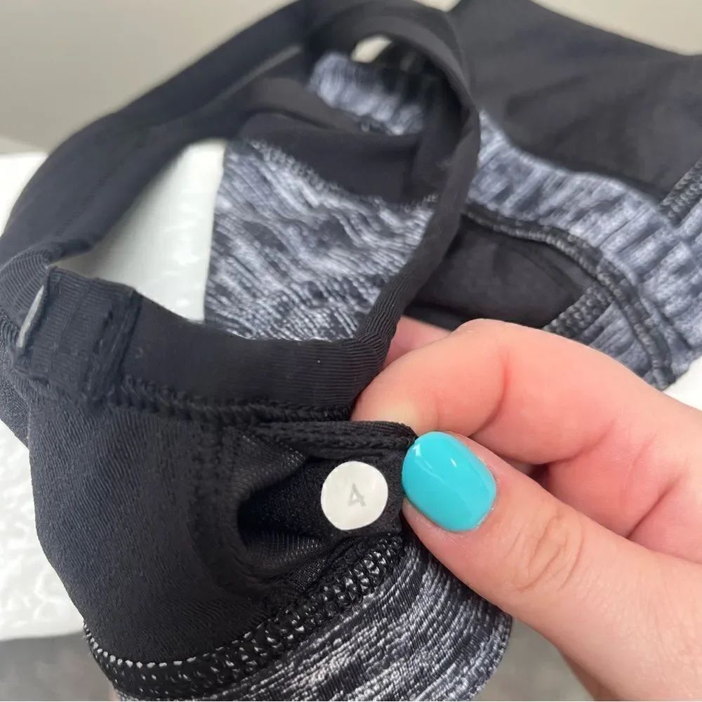 Lululemon Zipper-Front Drop It Like It's Hot Bra - Picture 9 of 10